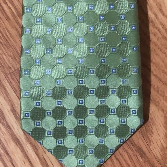 IZOD Tie Green/Pattern 100% Silk EUC - Picture 3 of 5